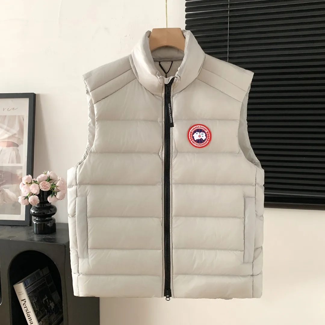 Style number: Y 77 Canadian brand Canada Goose men's and women's CROFTON lightweight down vest 2229M DWR water-repellent treatment Wind Wall windproof fabric Filled with down content Original mold opening Details one-to-one production Beautiful upper body effect Exclusively available on the Xiaohongshu purchasing platform The highest version on the market Sizes: XS S M L XL XXL